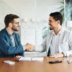 dois homens de negócios dando um aperto de mãos para fechar negócio